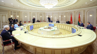губернатор Андрей Чибис и Президент Республики Беларусь Александр Лукашенко на рабочей встрече в Минске обсудили развитие совместных логистических проектов - фото - 6